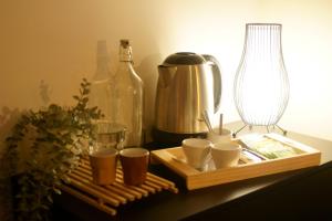 un tavolo con vassoio con tazze e frullatore di Chambres d'Hôtes La Bonne Voie a Lembras