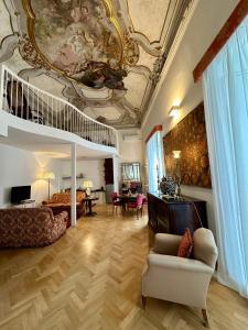 een woonkamer met een schuin plafond en een woonkamer bij Case Natoli - Residenze d'Epoca in Palermo