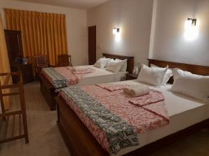 - 2 lits dans une chambre d'hôtel avec 2 lits dans l'établissement Amaya View Guest Inn, à Haputale