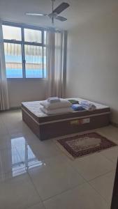 Bett in einem Zimmer mit Fenster in der Unterkunft Apartamento grande Vitória in Vitória