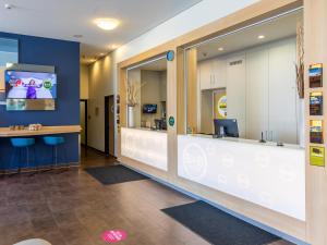 TV a/nebo společenská místnost v ubytování B&B Hotel Hamburg-Altona