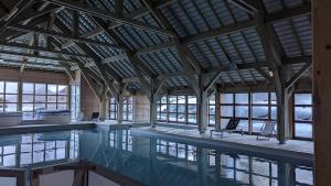 Bazén v ubytovaní Appartement 6/8 pers à 200 m des pistes - piscine alebo v jeho blízkosti
