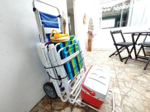 a shopping cart is leaning against a wall at Linda casa em ossos 70 m da praia in Búzios