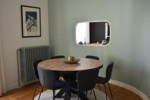 mesa de comedor con sillas y espejo en Appartement Montpellier (proche du centre), en Montpellier