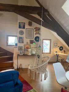 拉昂的住宿－Appartement, cité médiévale，天花板上设有吊床的房间