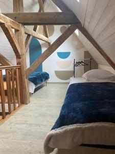 1 Schlafzimmer mit 2 Betten im Dachgeschoss in der Unterkunft Appartement, cité médiévale in Laon