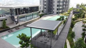 een uitzicht op een gebouw met een zwembad bij Astoria Ampang by Riche Realty in Kuala Lumpur