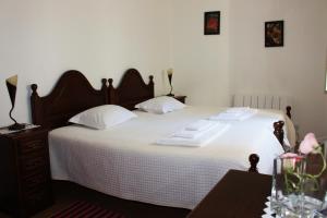 een slaapkamer met een bed met twee handdoeken erop bij Casa Retiro de Xisto in Videmonte