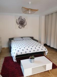 Postel nebo postele na pokoji v ubytování Joli studio calme et moderne