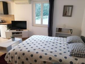 Postel nebo postele na pokoji v ubytování Joli studio calme et moderne