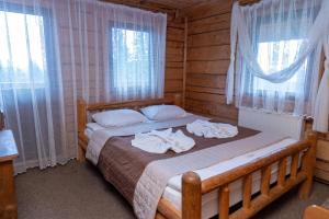 Una cama o camas en una habitación de КРЕМІНЬ