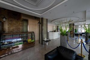 The lobby or reception area at هوليداي بلس المروه- Holiday Plus Al Marwa