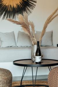 een fles wijn op een tafel in een kamer bij Firistefana Apartment in Serifos Chora