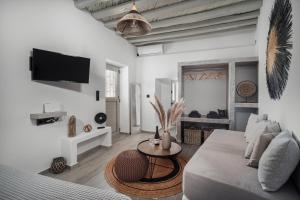 een woonkamer met een bank en een tafel bij Firistefana Apartment in Serifos Chora