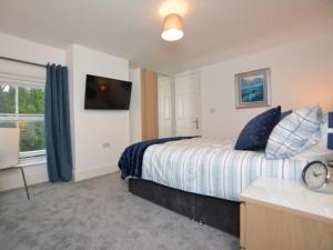 um quarto de hotel com uma cama e uma televisão em Welcoming luxury in a Grade II listed building em Chester