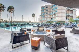 洛杉磯的住宿－Blue Wave 2BD 2BA Stunning Marina View，酒店庭院设有椅子和游泳池