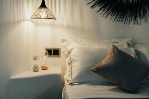 een slaapkamer met een bed met een kussen en een lamp bij Firistefana Apartment in Serifos Chora