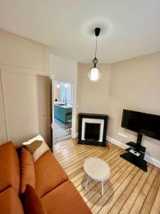 พื้นที่นั่งเล่นของ Maison Meulière avec jardin +32 ภาพ