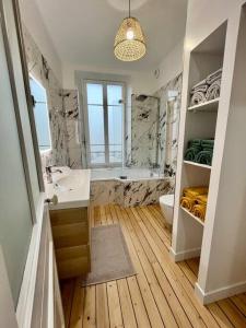 Maison Meulière avec jardin في إيبيرني: حمام مع حوض ومرحاض وحوض استحمام