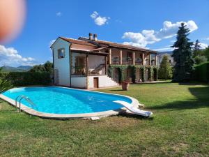 uma casa com piscina no quintal em Lucrezia e Cesare Borgia em Borgiano