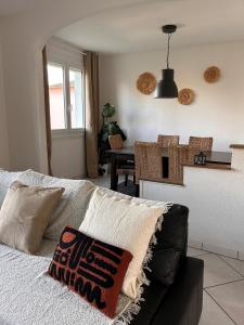 ein Wohnzimmer mit einem Sofa und einem Tisch in der Unterkunft LA BELLE ESCALE in Belfort