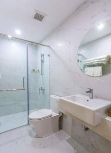 uma casa de banho com um WC, um lavatório e um chuveiro em CĂN HỘ TMS 28 NGUYỄN HUỆ QUY NHƠN em Quy Nhon