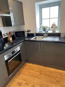 une cuisine avec un évier et un plan de travail dans l'établissement Maisonette flat Aberystwyth, à Aberystwyth