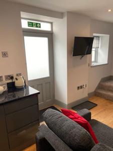 un salon avec un canapé et une télévision dans l'établissement Maisonette flat Aberystwyth, à Aberystwyth
