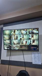 Uma televisão e/ou sistema de entretenimento em HOTEL NILA