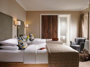 um quarto de hotel com uma cama e um sofá em Sandymount Hotel em Dublin