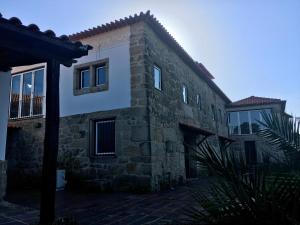 un antiguo edificio de piedra con ventanas y un patio en Quinta de Moçamedes - Turismo de Habitação, en Vouzela