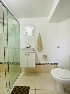 uma casa de banho com um WC, um lavatório e um chuveiro em DuPai Sorocaba em Sorocaba
