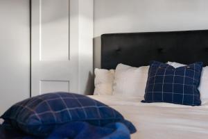 Letto o letti in una camera di Charming Sea-view Haven by AJF Dream Living