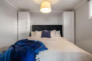 Letto o letti in una camera di Charming Sea-view Haven by AJF Dream Living