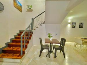un comedor con mesa y sillas y una escalera en 6-12Pax The Premium House 2 - Heart Of Sunway en Petaling Jaya