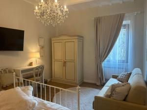 a living room with a chandelier and a couch at Armonia - Casa Vacanze in Spello +52 photos