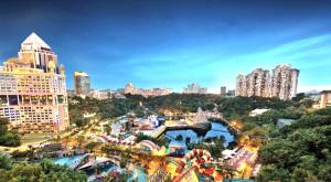 una vista aérea de una ciudad con una montaña rusa en 6-12Pax The Premium House 2 - Heart Of Sunway en Petaling Jaya