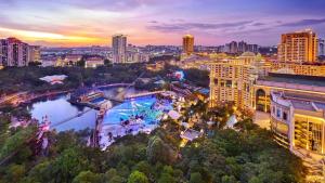 una vista aérea de una ciudad con un río y edificios en 6-12Pax The Premium House 2 - Heart Of Sunway en Petaling Jaya