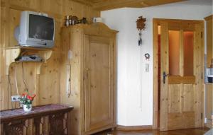 ミーダースにあるAmazing Home In Schnberg With 3 Bedrooms And Wifiの壁にテレビとドアが備わる部屋
