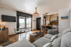 een woonkamer met een bank en een tafel bij Blue Star Villa in Lajares