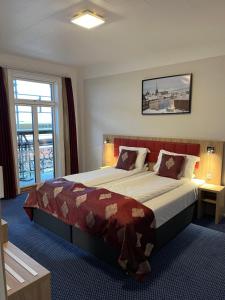 pokój hotelowy z dużym łóżkiem i oknem w obiekcie Hotel Skandia w mieście Helsingør