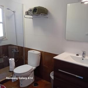 een badkamer met toilet en wastafel bij Casa Lucia in Puerto del Carmen +14 foto's