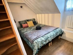 1 dormitorio con 1 cama en una habitación pequeña en Maison La Madeleine hyper centre, en Vendôme