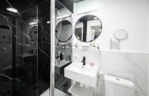 een badkamer met een toilet, een wastafel en een douche bij Suite Firenza in Lyon
