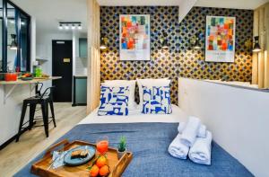een slaapkamer met een bed met een dienblad met eten erop bij Suite Firenza in Lyon