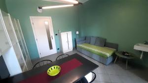 - un salon avec une table et un canapé dans l'établissement MetroNear, à Collegno