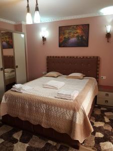 ein Schlafzimmer mit einem Bett mit zwei Handtüchern darauf in der Unterkunft Casa Nicolas Busteni in Buşteni