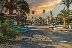 Árchez的住宿－Finca el Almendro Archez，海滩上种有棕榈树和船只的度假胜地