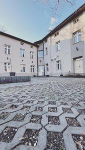 a stone courtyard in front of a building at Apartamenty Retro in Dąbrowa Górnicza