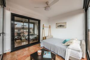 een slaapkamer met een bed en een eetkamer bij Blue Star Villa in Lajares